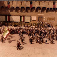 La sfilata del 25 aprile 1975 davanti al sacrario