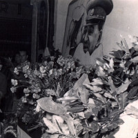 6 marzo 1953. Ingresso della sede della Federazione comunista Riminese in Corso d’Augusto. Immagine, fiori, raccolta firme per la morte di Stalin
