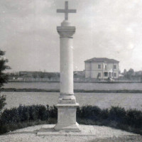 Cippo a ricordo dei caduti del Caffé del Doro (Museo del Risorgimento e della Resistenza, fondo ANPI)
