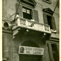 Palazzo Carmi presso corso Cairoli, sede del PCI dopo la liberazione. Al balcone parla il sindacalista Mario Caleri, 1946