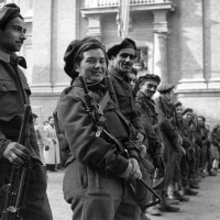 Partigiani 28°Brigata in piazza Garibaldi, 20 febbraio 1945