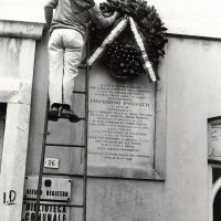 Lapide in memoria di Vicenzino Folegatti nella piazza a lui dedicata