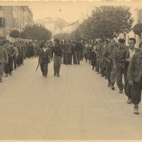 Partigiani a Reggio Emilia nei giorni della Liberazione, sulla sinistra l'angolo di palazzo Allende con via San Pietro martire