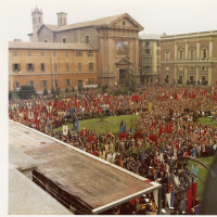 Piazza Martiri del 7 luglio 1960 fotografata dal teatro Romolo Valli in occasione del funerale di Alcide Cervi il 30 marzo 1970