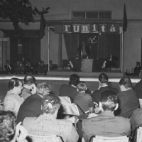 Anni ’60. Viserba. Comizio del Sindaco Walter Ceccaroni, col microfono sotto la tenda, alla festa dell'Unità alla “Sirenetta”