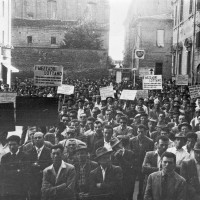 Manifestazione di mezzadri in piazza Codronchi nel 1950