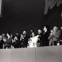 31 gennaio 1991. Rimini, padiglione fieristico. I dirigenti comunisti alla tribuna applaudono il Segretario Achille Occhetto al termine della sua relazione. Da sin. in basso si riconoscono Silvano Andriani, Vannino Chiti, ..., ..., ..., Lalla Trupia, Pietro Folena, …, …