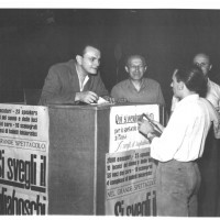 Vendita dei biglietti dello spettacolo "Si svegli il tagliaboschi", 1952