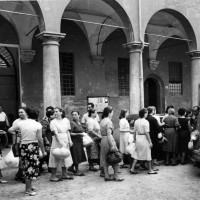 Archivio fotografico UDI Bologna. Scarcerazione delle mondine all'uscita di San Giovanni in Monte, fine anni Quaranta 