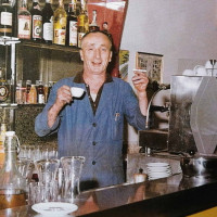 1966. Borgo San Giuliano. Il Socio “Purchera”, con sigaretta e caffè, dietro al bancone del Circolo