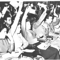 La FGCI modenese era ospitata nell’edificio della Casa del giovane. Modena, 20-22 maggio 1955. XIV congresso provinciale della FGCI, i delegati votano
[ISMO, AFPCMO]