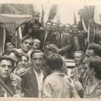 Via delle Carceri/piazza Scapinelli, in occasione della caduta del regime fascista il 25 luglio 1943 una folta folla di cittadini si radunò presso il carcere di San Tommaso chiedendo e ottenendo la liberazione dei detenuti politici