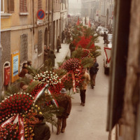 1982, via Toschi. Corteo funebre di Valdo Magnani diretto verso il Municipio di Reggio Emilia. Il corteo era partito da palazzo Masdoni, sede della federazione del PCI, riconoscibile in alto a destra