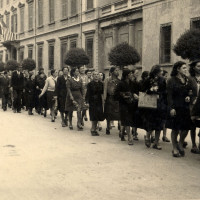 Cittadini sfilano nei giorni della Liberazione di Reggio Emilia (probabilmente 3 maggio 1945) presso palazzo Allende, sede della Prefettura, della Provincia e dell'AMG