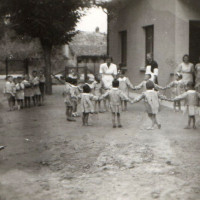 Bimbi all'Asilo del Popolo di Torri di Mezzano