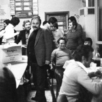 1981. Borgo San Giuliano, bar del Circolo. Il Segretario della Federazione Riminese Nando Piccari (al centro) nel Circolo del borgo San Giuliano