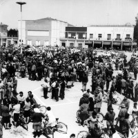 Alfonsine, piazza Gramsci, anni Sessanta. Sezione Terzo Lori a fianco del Milleluci