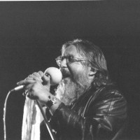 1987, Augusto Daolio e i Nomadi a vent'anni dalla loro prima esibizione alla Festa provinciale, tornano sul palco della manifestazione modenese
[ISMO, AFPCMO]