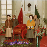 1982, Palazzo Masdoni, sede della federazione PCI di Reggio Emilia: camera ardente in onore di Valdo Magnani. In primo piano a sinistra Loretta Giaroni e a destra Velia Vallini, dietro a sinistra Angelo Giampietri e a destra Giuseppe Soncini