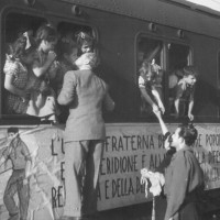 Partenza per il viaggio di ritorno del treno della solidarietà, Modena, 1948
[Fondo Camera del lavoro di Modena, Archivio Fotografico, Archivio Istituto storico di Modena, Modena]