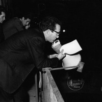 10 giugno 1965. Il Segretario Francesco Alici, dal balcone della Federazione del PCI in Via Soardi angolo Corso d’Augusto, con il megafono urla alla folla sottostante gli straordinari risultati elettorali ottenuti dal PCI riminese alle elezioni amministrative del 9 maggio 1965