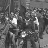 1948, due coppie di giovani motociclisti alla parata inaugurale della festa
[ISMO, AFPCMO]