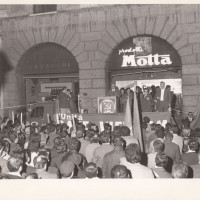 Fondo Fotografico Michele Minisci- manifestazione comunista per la pace in Vietnam, primi anni '70
