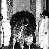 Delegazione di donne vietnamite a Ravenna, visita alla tomba di Dante, 17 luglio 1968