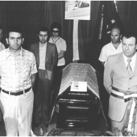 Campogalliano, 5 agosto 1971. Funerali di Ernesto Cattani, con bandiera del PCI della sezione di Campogalliano
[ISMO, AFPCMO]