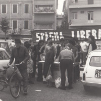 Fondo Fotografico Michele Minisci- raccolta di firme contro il regime franchista davanti alla Federazione del PCI, 1975