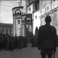 Manifestazione antifascista in opposizione al tentativo di organizzare un raduno dell’Msi a Modena, maggio 1961, presidio in Piazza Grande
[ISMO, AFPCMO]