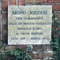 Vecchio cippo commemorativo