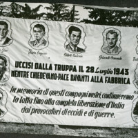 Pannello ricordo degli operai uccisi dall'esercito durante lo sciopero del 28 luglio 1943 esposto ad una festa de l'Unità nei primi anni Cinquanta