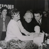 Modena, 1967. Bice Ligabue, Luciano Guerzoni e Alexandra Monachova del PCUS con un busto di Lenin in occasione delle celebrazioni per il 50° anniversario della Rivoluzione russa. 
[ISMO, AFPCMO]