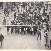 Un corteo del movimento del '77 raggiunge le Due Torri