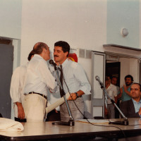 11 luglio 1986. Rimini, INA Casa. Il Segretario della Federazione Sergio Gambini accoglie l’on. Renato Zangheri. Seduto al tavolo l’on. Maurizio Migliavacca, del PCI regionale