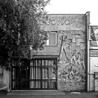 Immagine dell’ingresso della casa del popolo. È ben visibile la parte superiore dell’altorilievo, raffigurante l’immagine allegorica dell’utopia comunista: un corteo composto da operai (capofila), contadini e intellettuali si incammina verso la Vittoria, impersonata da una giovane donna. La scena rappresenta la nuova alleanza sociale che il PCI intendeva costruire nel dopoguerra. 
[ISMO, AFPCMO] 