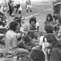 Modena. 1977. Un gruppo di giovani suona sul prato della festa nazionale
[ISMO, AFPCMO]
