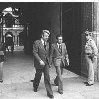 1977, Enrico Berlinguer, in visita a Modena per partecipare alla festa nazionale, esce dall’Accademia con il sindaco Germano Bulgarelli 
[ISMO, AFPCMO]