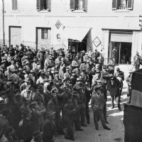 Manifestazione di mezzadri in piazza Codronchi nel 1950
