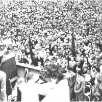 Folla al comizio del segretario del partito Palmiro Togliatti a conclusione della prima festa nazionale di Modena, nel 1957
[ISMO, AFPCMO]