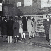 Cittadinanza in attesa della deliberazione del Consiglio comunale di Ferrara (da Processo all'Eridania, Documentario a cura di Renato Siiti, Editori Riuniti, 1970)