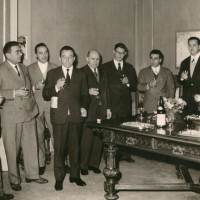 Il sindaco Cesare Campioli, quinto da destra, insieme ad un gruppo di collaboratori e ad Alcide Cervi, primo a destra