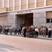 Cittadinanza che assiste a un comizio dopo la morte di Enrico Berlinguer, estate 1984