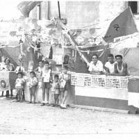 Banchetto di una festa de l'Unità, con la bandiera della cellula del quartiere Sacca. Modena, anni Cinquanta
[ISMO, AFPCMO]