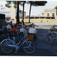  Persone in piazza assistono alla demolizione della sede Terzo Lori (1992)
