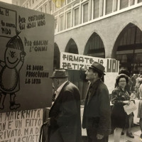 1973. Piazza Trento e Trieste, Ferrara, sitin per lo scioglimento di Omni