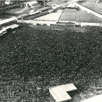 Il pubblico assiste al comizio di Berlinguer, festa dell'unità nazionale, 1977
[ISMO, AFPCMO]