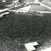 Il pubblico assiste al comizio di Berlinguer, festa dell'unità nazionale, 1977
[ISMO, AFPCMO]