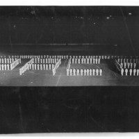 Scritte create con torce dai partecipanti allo spettacolo "Si svegli il tagliaboschi", 1952
[ISMO, AFPCMO]